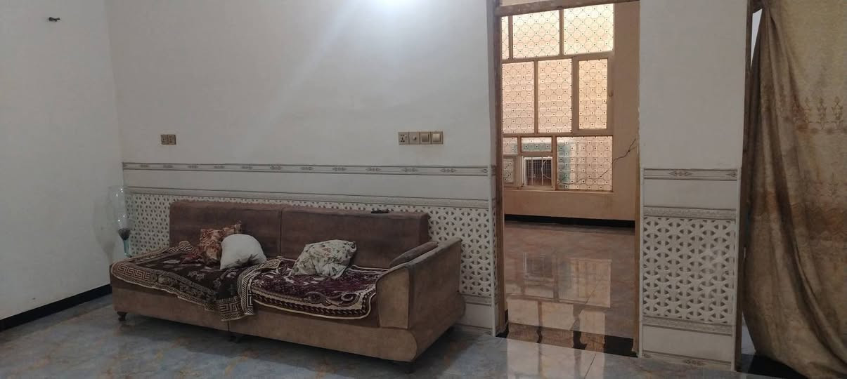 سلام عليكم  بيت لبيع بحي الامين يم ملعب شهيد جمال اول ملعب  ماحه 200 متر يبعد عن الشارع 150 سعر خاص ***********
