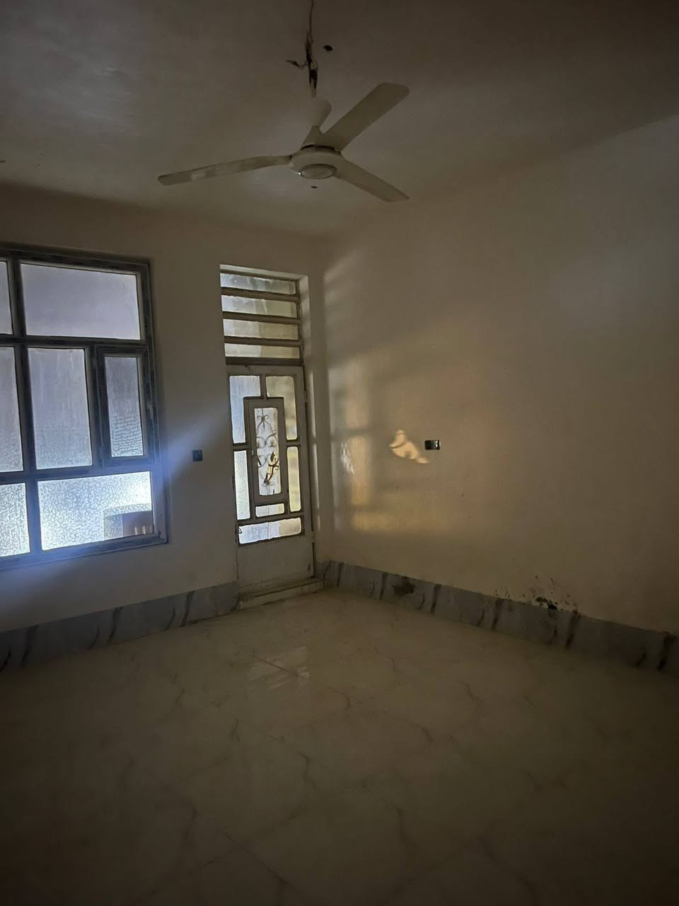 السلام عليكم بيت للبيع المساحه 300متر البيت طابقين   البيت عالي عن الشارع واجهيته 23 نزال 13 البيت سند 25 زراعي  متكون  من الطابق الاول غرفتين وهول وصاله ومطبخ حار وبارد  وكلدور صغير مالت الدرج ومجمع صحيات  
والطابق الثاني اربع غرف ومجمع صحيات ومطبخ حار وبارد وكلدور  والبيت بي حديقه جبيره البيت موقعه شارع 60 خلف مدينه حمرابي السياحية (المراشدة) المكان كلش حلو بنص المركز للأ تصال *********** السعر 400 مليون وبي مجال
