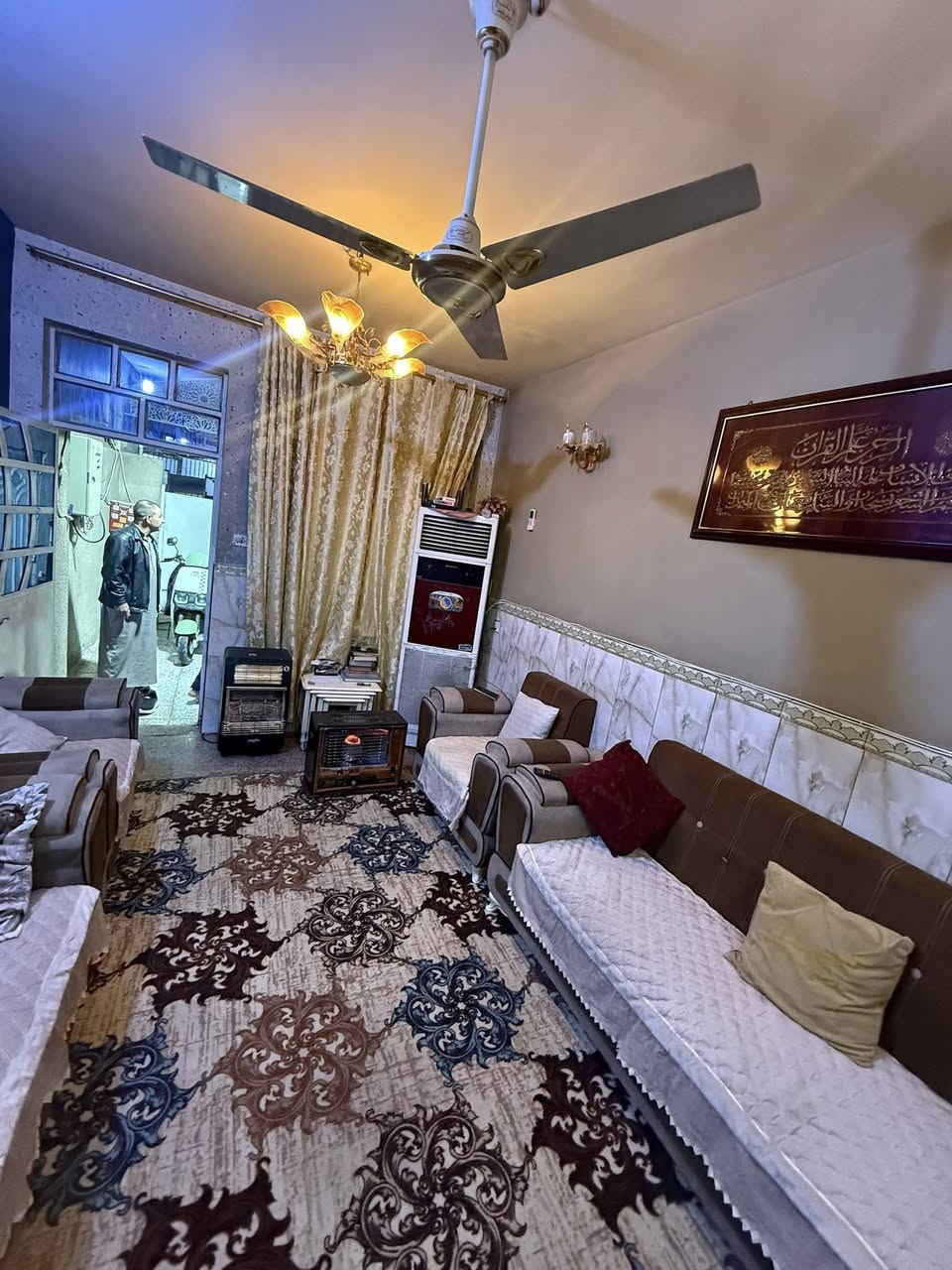 بيت للبيع المساحة 70 متر  يحتوي ع غرفتين نوم 
واستقبال وخدمات وصالة مفتوحة كبيرة  العنوان  حلف سوق 4000 مقابل باب خروج البانزين خانة 
للاتصال   ***********
