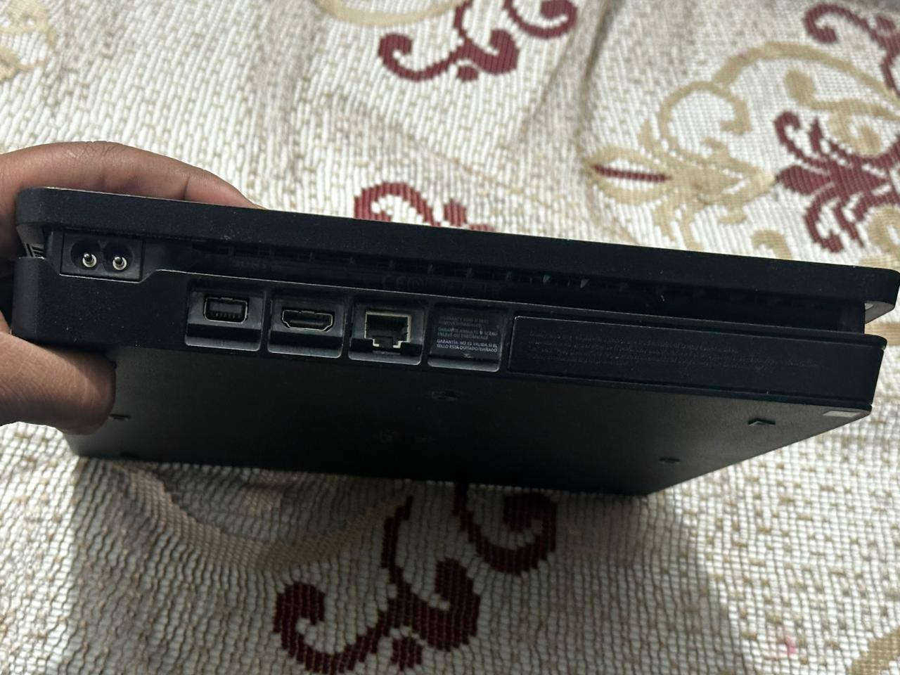 سلام عليكم بلي فور سلم هارد ٥٠٠ داخلي معه جوستك اصلي يحتاج تصليح +جوستك اني مشتريه +مهكر +هارد خارجي واحد تيرا +24 لعبة نضام 9:00 جهاز على وضع الشركة مامفتوح  السعر قفل 300 الف شراي ***********
