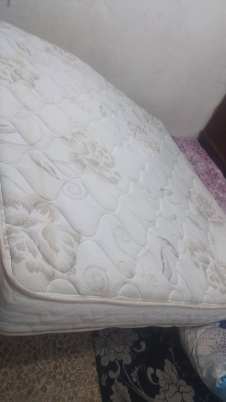 دوشك ابونفرين نظيف جديد مكانه العلاوي شارع ٦ مقابيل متحف العلاوي يريد يتصل على هاذا رقم ***********
