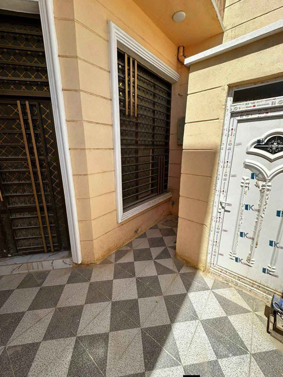 بيت للبيع قرب  قرب كليه الطب خلف مدرسه الاقصى مساحه ١٠٥ طابقين واجه ٥ يحتوي
٣ غرف 
وستقبال ومطبخ 
وصاله ٢
وصحيات ٣ 
الاستفسار ***********
