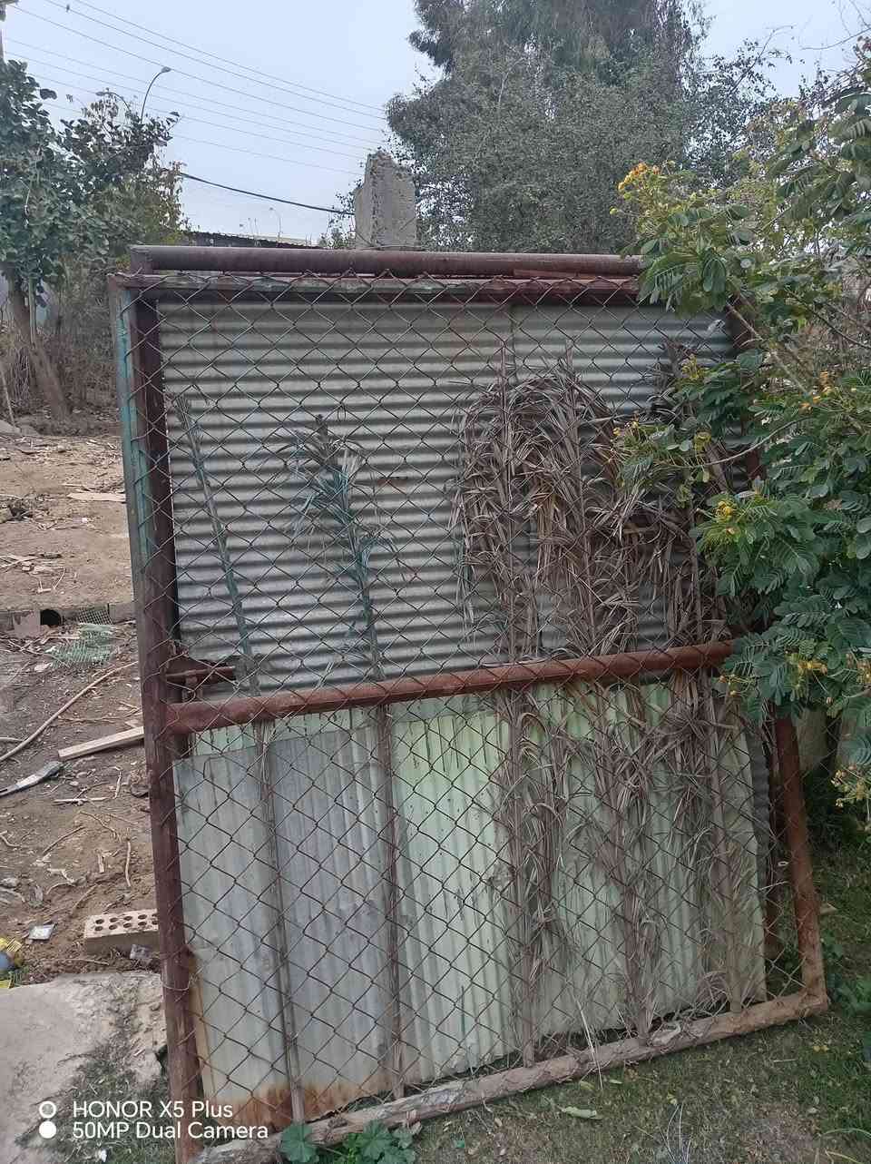 سلام عليكم باب بستان للبيع طول 180 عرض مترين طلاكتين مابيها اي خياس ***********
