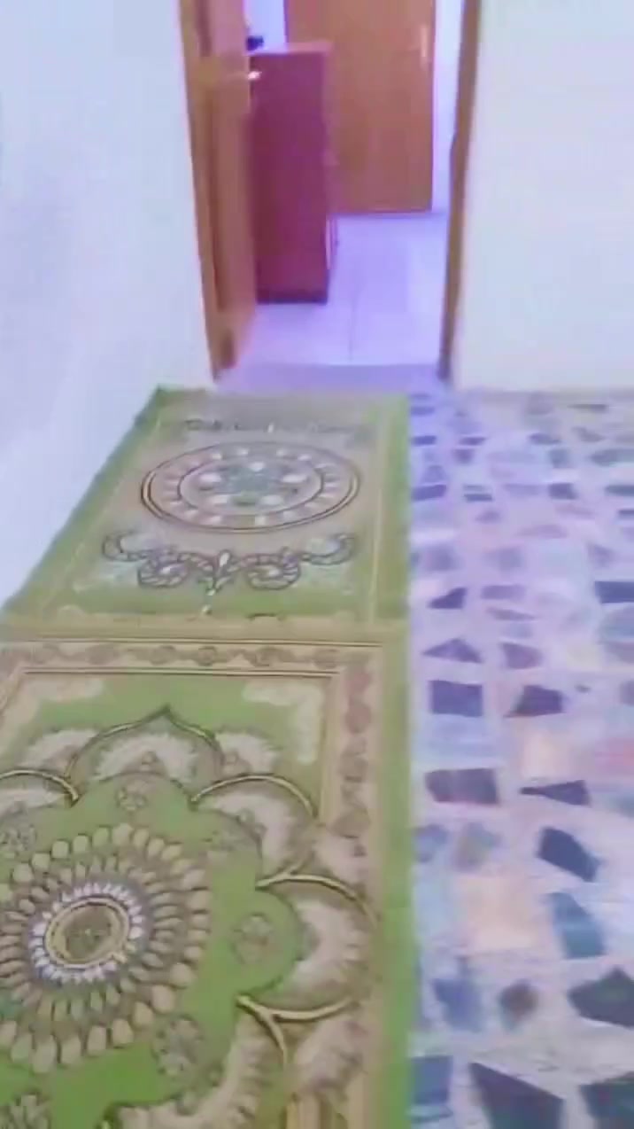 نصف قطعه للبيع شرك 72 متر طابق ونص مدينه الصدر شارع الداخل قطاع 42 ثالث بيت عن الشارع العام قرب مصور عصر الزاهر ***********
