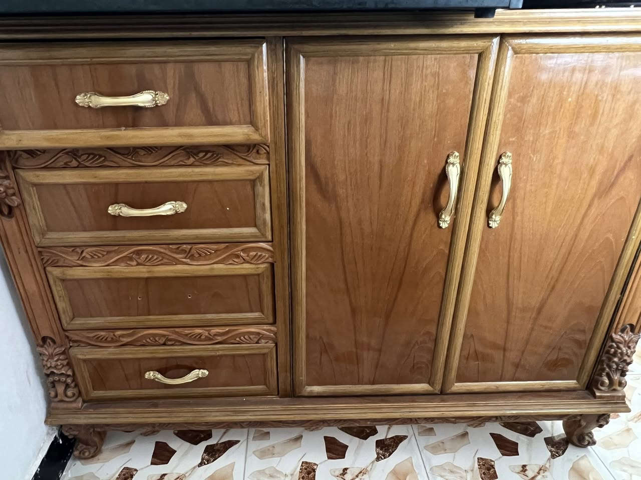 السلام عليكم عندي غرفه صاج للبيع كنتور ست بوب مع ملحقاتومجرات وجربايه وميوزه ثنين وميز تواليت وزاويه وميز احذيه والسعر مليونين وربع وبيها مجال للاستفسار خاص….


**إذا كنت صاحب هذا الإعلان وتريد حذفه لأي سبب، رجاءا أرسل رسالة إلى الدعم الفني**