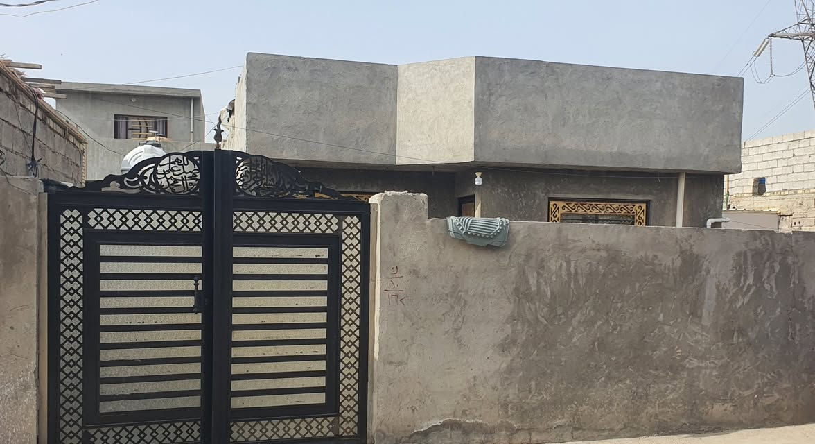 السلام عليكم بيت ٢٠٠ متر لبيع في منطقة الاصلاح مقابل بوب الشام يتكون البيت من استقبال وصالة غرفة نوم ومطبخ وخدمات  سعر البيت ٥٥ بي مجال /***********
