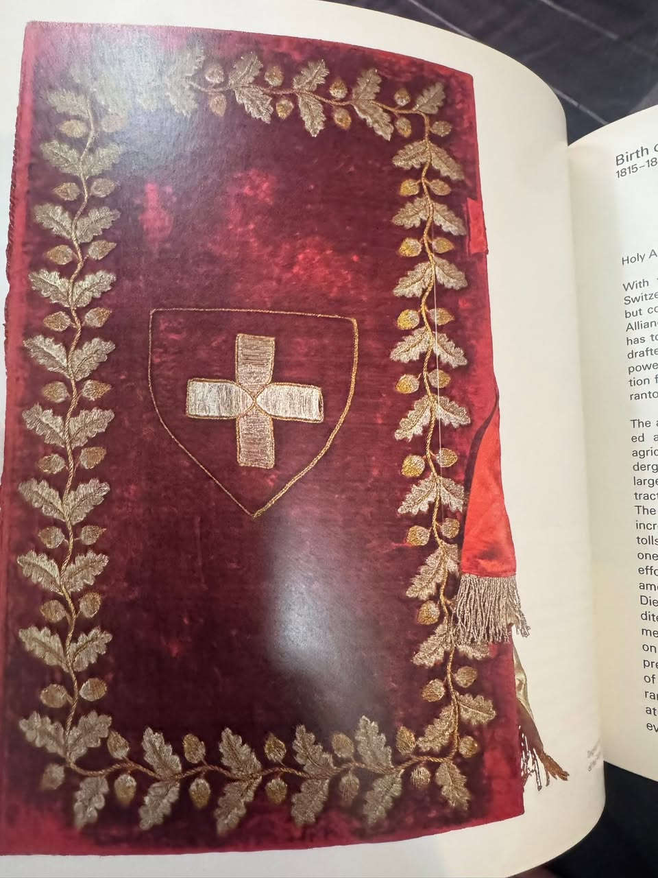 "Focus on Switzerland"
سويسرا 
4 مجلدات مع ملحق الخرائط 

تم إصدارها من قِبَل "المكتب السويسري لتنمية التجارة" (Swiss Office for the Development of Trade) في عام 1975.  

1. المجلد الأول: المشهد الطبيعي (The Landscape).  
2. المجلد الثاني: التاريخ والمؤسسات (History and Institutions).  
3. المجلد الثالث: الحياة الثقافية (Cultural Life).  
4. المجلد الرابع: الاقتصاد (The Economy).  

20 الف


**إذا كنت صاحب هذا الإعلان وتريد حذفه لأي سبب، رجاءا أرسل رسالة إلى الدعم الفني**