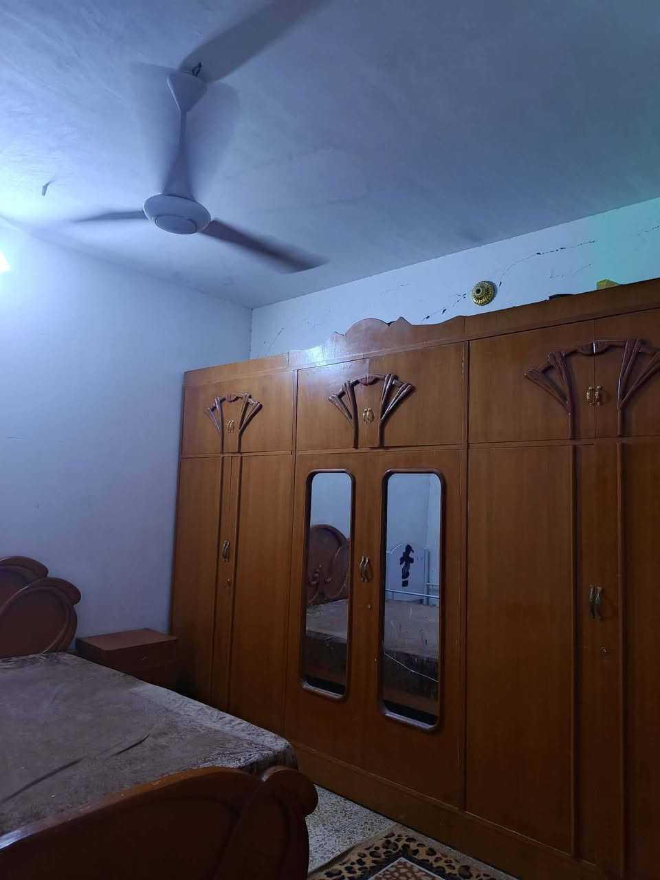 بيت خلفي 100م نضيف كلش قرب المدينة المائية عرض الدربونه مترتين اله ربع البيت يحتوي على غرفتين وصاله كبيره ومطبخ ومنور بين الغرفتين ومنور قرب الصحيات بيت جاهز مداور ثاني يوم *********** رقم الهاتف السعر 115
