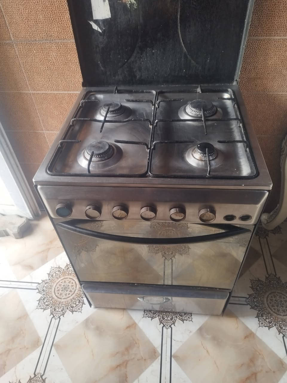 طباخ شغال بشرط 4 عيون وفرن هم شغال عنوان واسطي خلف المعوقين *********** سعر 55 الف
