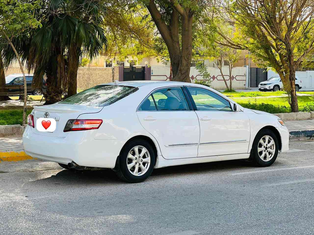 تيوته كامري مديل 2007 سعر 85 قابل للتفاوض الاستفسار اتصل ***********  مكفوله من ضربه بيها صبغ مكانات اثر تشليع بدون ضربه بدون تبديل مواصفات شاشه كبيره كامره خلفيه تحكم ستيرن داخل بيجي حساسات امامي وخلفي مكينه اربعه سلندر 2400 مكينه وكير مكفولات حداديه جديده تخم تاير تبريد تدفئه شغال رقم كربلاء مشروع وطني سنويه ل 29 مكان سياره كربلاء
