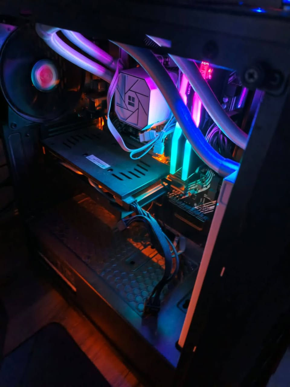 العاب وتصميم وكلشي 😅
مواصفات الكيس بس رايدله شويه ترتيب :
المعالج (CPU): AMD Ryzen 5 2600 (6 Cores / 12 Threads) -
 شي مرتب للالعاب ميعتبك🙂‍↔️ 

ضفتلهه نضام  تبريد مائي (Liquid Cooler) من شركة Thermalright -

يعني راسك بارد لا تطفه بلصيف ولا تفصل 😃

الذاكرة (RAM): 16GB DDR4 
يعني تتحمل اللعبه التعجبك وما تعلك
عدك ببجي 
سي اس كو 
بتل فيلد 
تصفح 
الخ ...
التخزين (SSD): 512GB - ،،😃خير من الله 

النظام: Windows 11 Pro أصلي ومفعل. 

عدك الشكل لد مرتب واضائه احترافيه وكيس شكل وتشكيله فد شي يونسك
🌟🌟🌟🌟🌟🌟🌟🌟🌟
+ الشاشه احترافيه 
فوول HD  
سلاسه خرافيه 180Hz 
24 بوصه حجم حيل مرتب 
يعني حتشوف اللعب بغير عالم
🌟🌟🌟🌟🌟🌟🌟🌟🌟🌟
اليو بي اس 3000
نوع ثكيل جدا ومرتب  ماخذه جديد 
🌟🌟🌟🌟🌟🌟🌟
الكيبورد لد اضائه خرافيه وخاص بلالعاب  سريع فد شي مخصص لراحتك ولل گيمنك
🌟🌟🌟🌟🌟🌟
Mouse pad طبعا ضد المي سوده تجنن بتصميم الميز
 وترتيبه اذا تحب الفيكات
🌟🌟🌟🌟🌟🌟🌟
السماعه لد من شركه هوكو خفيف عزل خرافي صوت مجسم رائع احترافيه فد شي
 .🌟🌟🌟🌟🌟
عدك اليدات خير من الله تريدهه واير تريدهه وايرلس ترهم خفيفه وقويه وفد شي لمحبين الالعاب

سعر 750 الف رقم :  *********** مكاني بغداد
