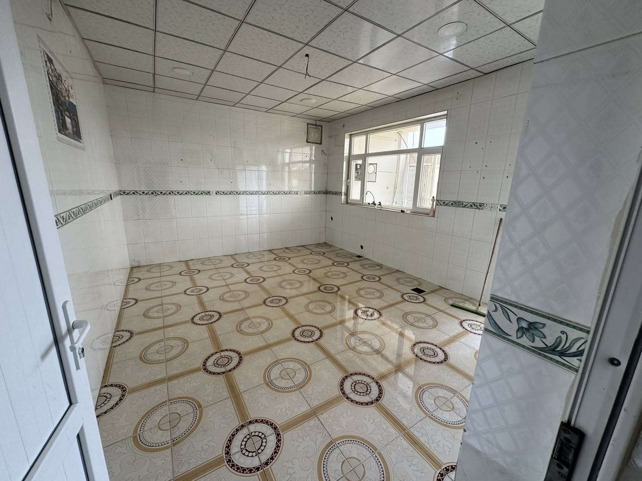 خانوو بۆ کرێ شەهیدان پشت مەکۆی گۆڕان و مزگەوتی شەهیدان قاتی سەرەوە ١٣٠ مەتر فول کاشی بەردەم چۆڵ 
خۆری بەیانی   نر خی کرێی مانگانەی ١٧٥ هەزار دینار  پارەی ئاو  نادەی تەنها پارەی کارەبا دەدەیت 

تێبینی قاتی خوارەوە خاوەن ماڵە تەنها دوونەفەرن 
 دەرەجی خارجی لە ناو حەوشەکەیەتی  
بۆزانیاری زیاتر پەیوەندی بکەن 
0772533 8366 
***********
