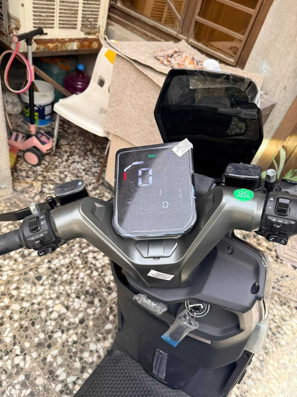 السلام عليكم .....
دراجه شحن نوع (صاعقه) بعدها الجيس ملزوك بيهه 
اخذته قبل أسبوعين والوصل موجود 
الدراجه زيرو ماشي بيهه قليل جدا وكفاله عامه من كلشي
مواصفات..:
بطاريات عدد 6 كباار مسطره
ملف 2500
شاحنه اصليه
شاشه اعطال
عداد سرعه ديجتال
نضام بارك P
نضام رجوع بكَ R
نضام نزول منحدرات
مانع انزلاق
نظام تصليح اعطال TCL
مساحه تخزين واسعه
رميونات بصمات عدد ٢
نظام قفل 
نظام إنذار من السرقة 
الدراجه جديده تمشيك تقريبا ٨٠ كيلو متر وسرعتها ١٠٠ والسرعه الحقيقية توصل ٨٠ 
وبيه بعد مواصفات هواي العنوان بغداد رئاسة العبيدي السعر
اخذتها بمليون و ٢٢٥ وهسه والوصل موجود هسه اريدهه 950
رقم تليفون 
***********
