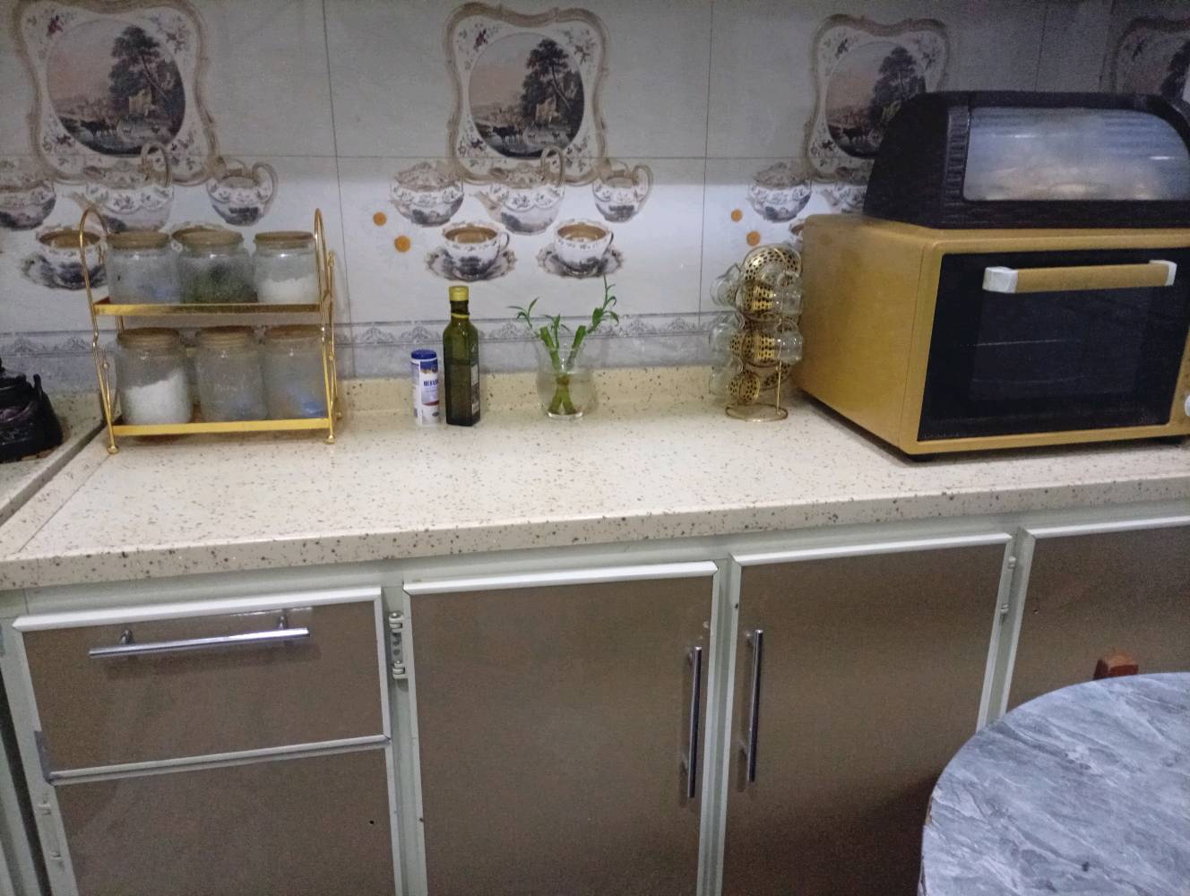 كونتر مرمر البيع و ميز طعام(٤٠ الف)