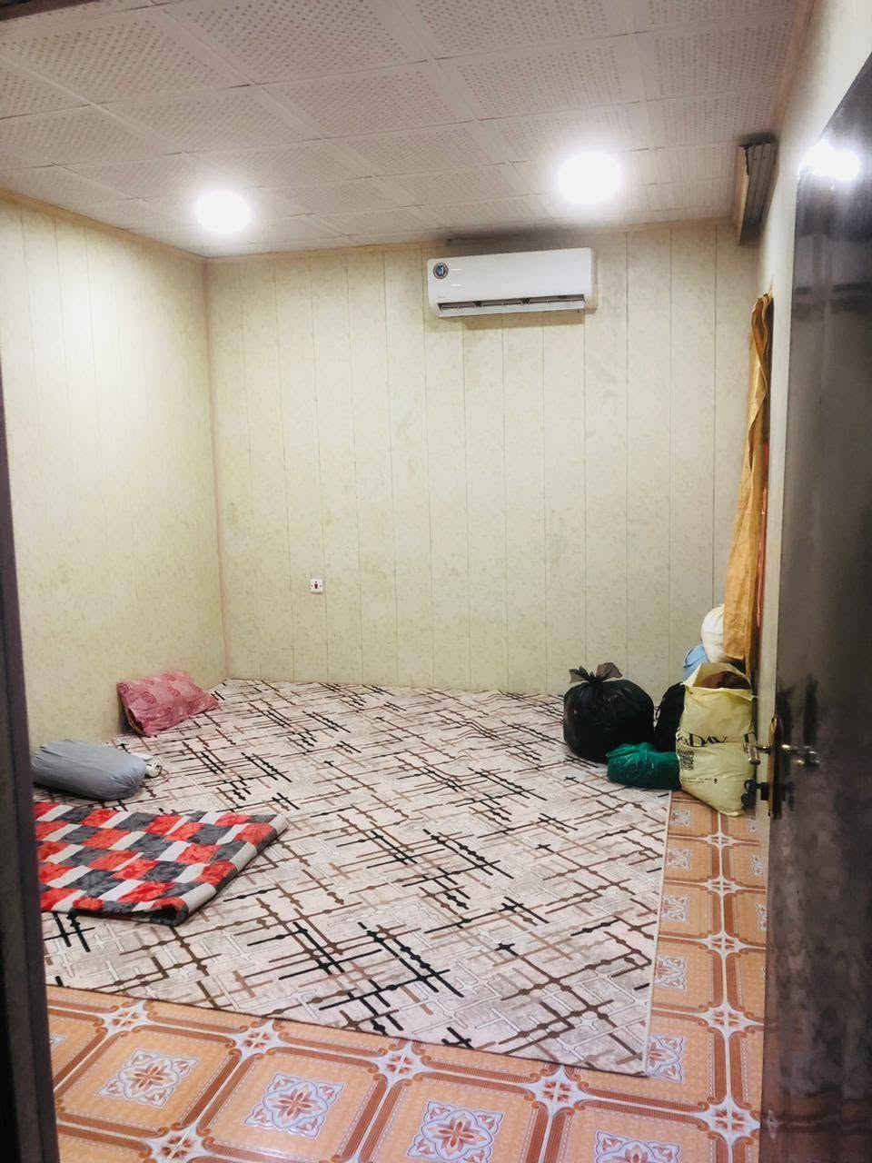 سلام عليكم عندي البيت للبيع سعر مناسب نضيف 
🔹مساحة١٥٠ متر
🔹ثلاثه غرفات
🔹هول 
🔹مطبخ 
🔹متخل
🔹كاشي 
🔻 من خلف البيت بيها عرض
🔻 كوانتر، ثاني سبلت، فولتاج هديه ابو البيت
🔻عنوان خانةقين  حي عسكري (اوباره)
رقم الجوال ***********
@highlight
