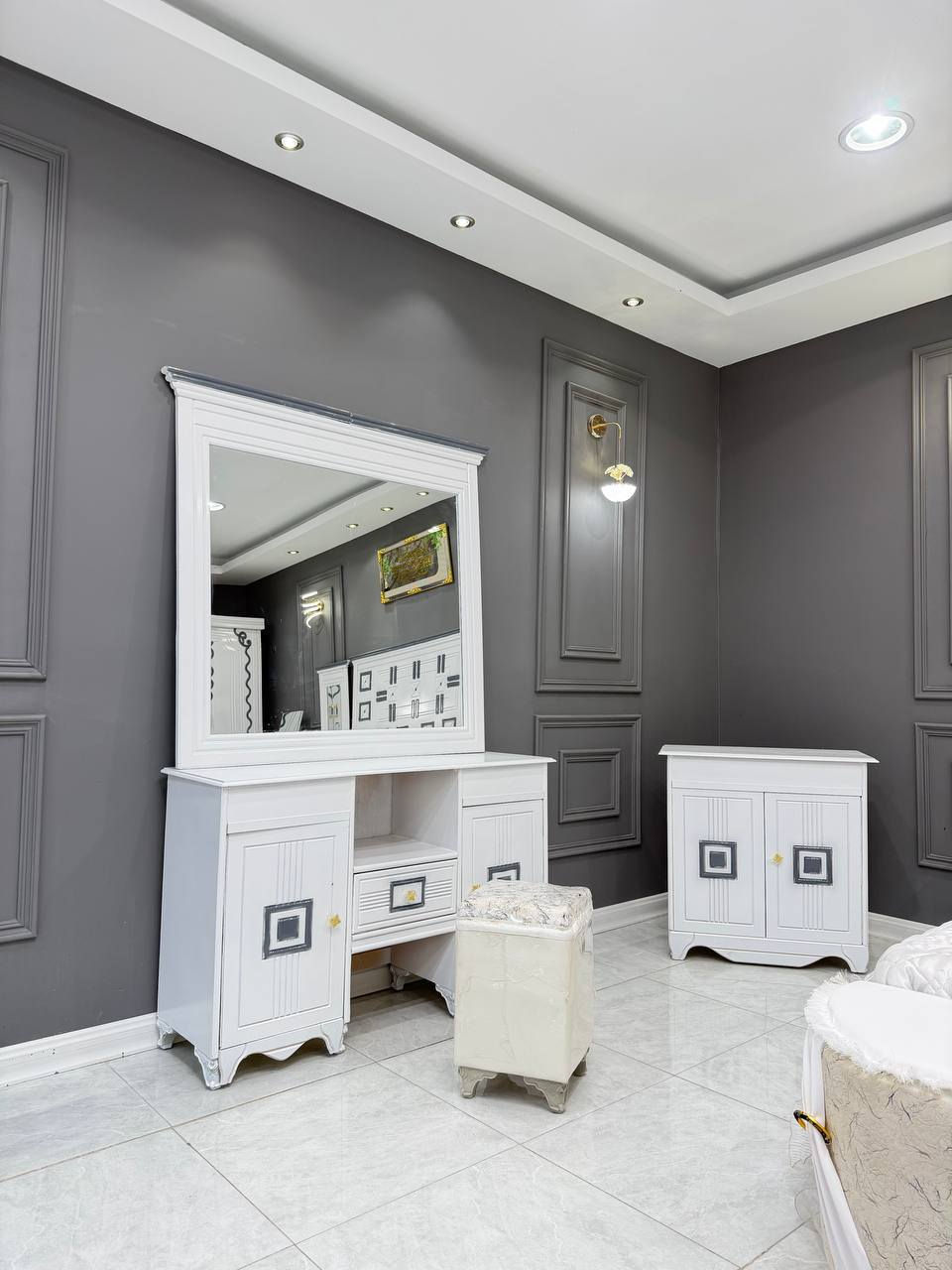 مليون و 100فقط  

هدية شازلونه وطابوريه + مراية قيافه 

غرف نجاره عراقيه 💯💯

تتكون من 8  قطع 

عرض الكنتور 3 و20سم

ارتفاع الكنتور 2 و20سم

السرير بلوك ٦ ارجل

طول السرير 200 سم 

عرض السرير 160 سم 

الضهر براغي
 سعر دوشك اصلي وطبي ضمان 5 سنوات 150 الف 
يتوفر لدينا توصيل كل محافظات العراق 
داخل بغداد مجانا
للحجز والاستفسار الاتصال على الرقم ‏ ***********
موجوده واتساب
