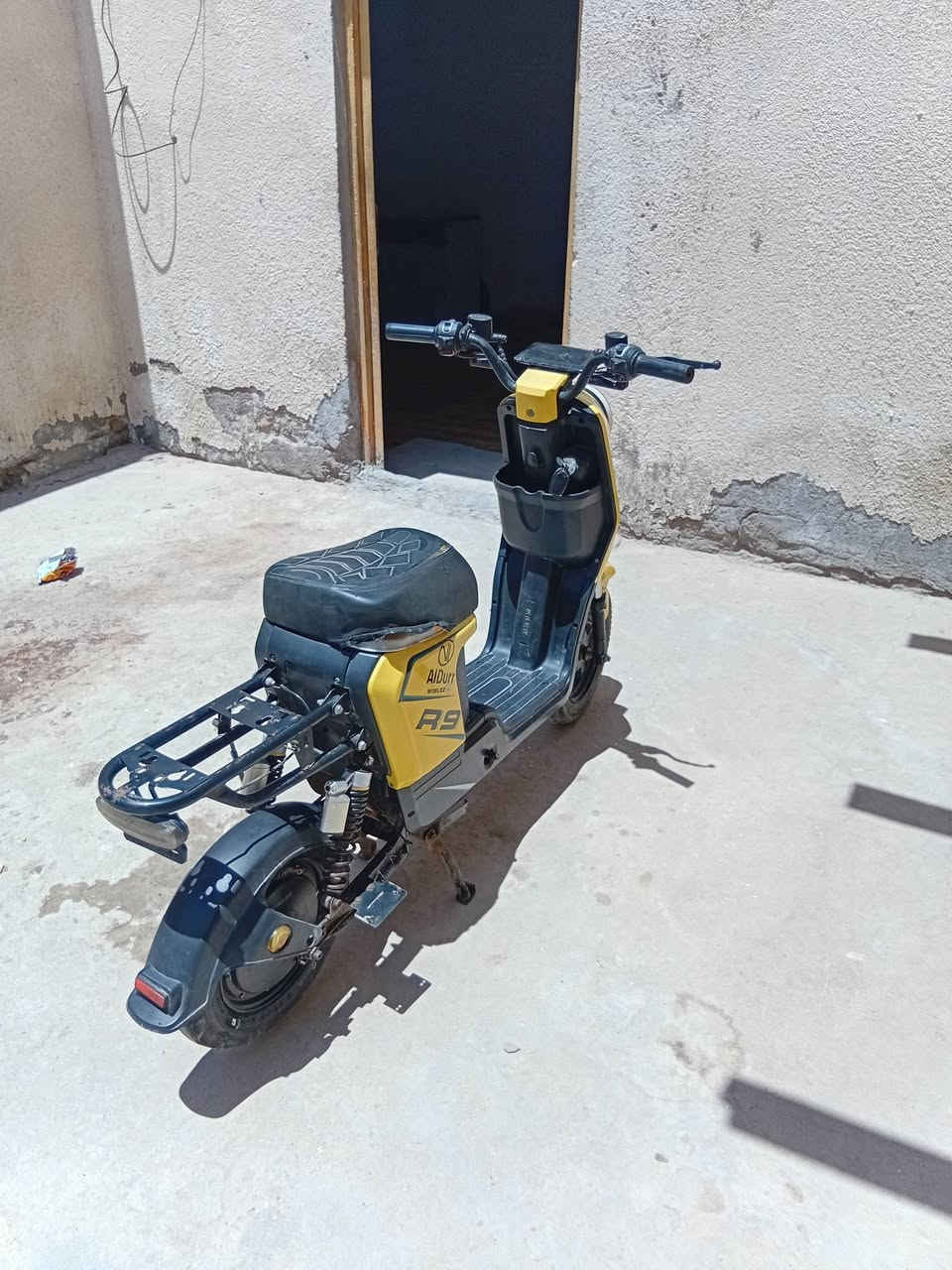 ألسلام عليكم دراجه ار تسعه موديل ٢٤ بطاريات ٢٢ مبير نقصهه بس كشن ورا.   وفج مال بريك ورا دراجه قير ذن مابيهه شي بطاريات فول سعر ٢٥٠ وبيهه مجال رقمي ***********
