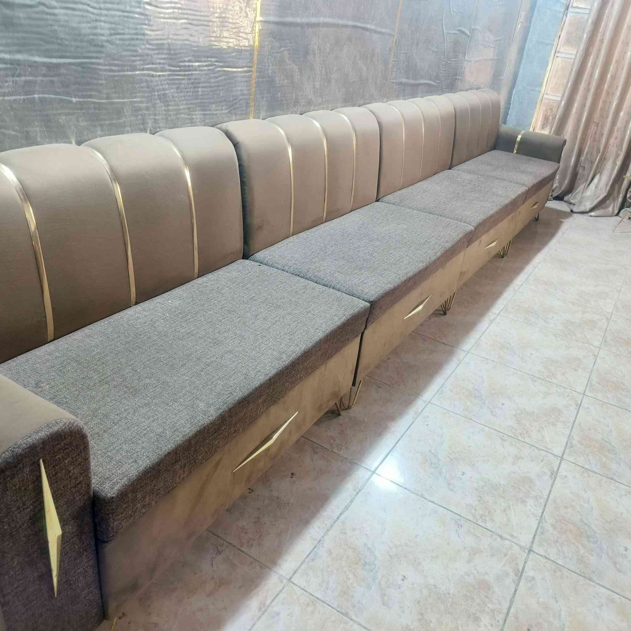 ديوان 15مقعد جديد صارله ست اشهر من اخذته بدون كوشات اسعر 550
***********
