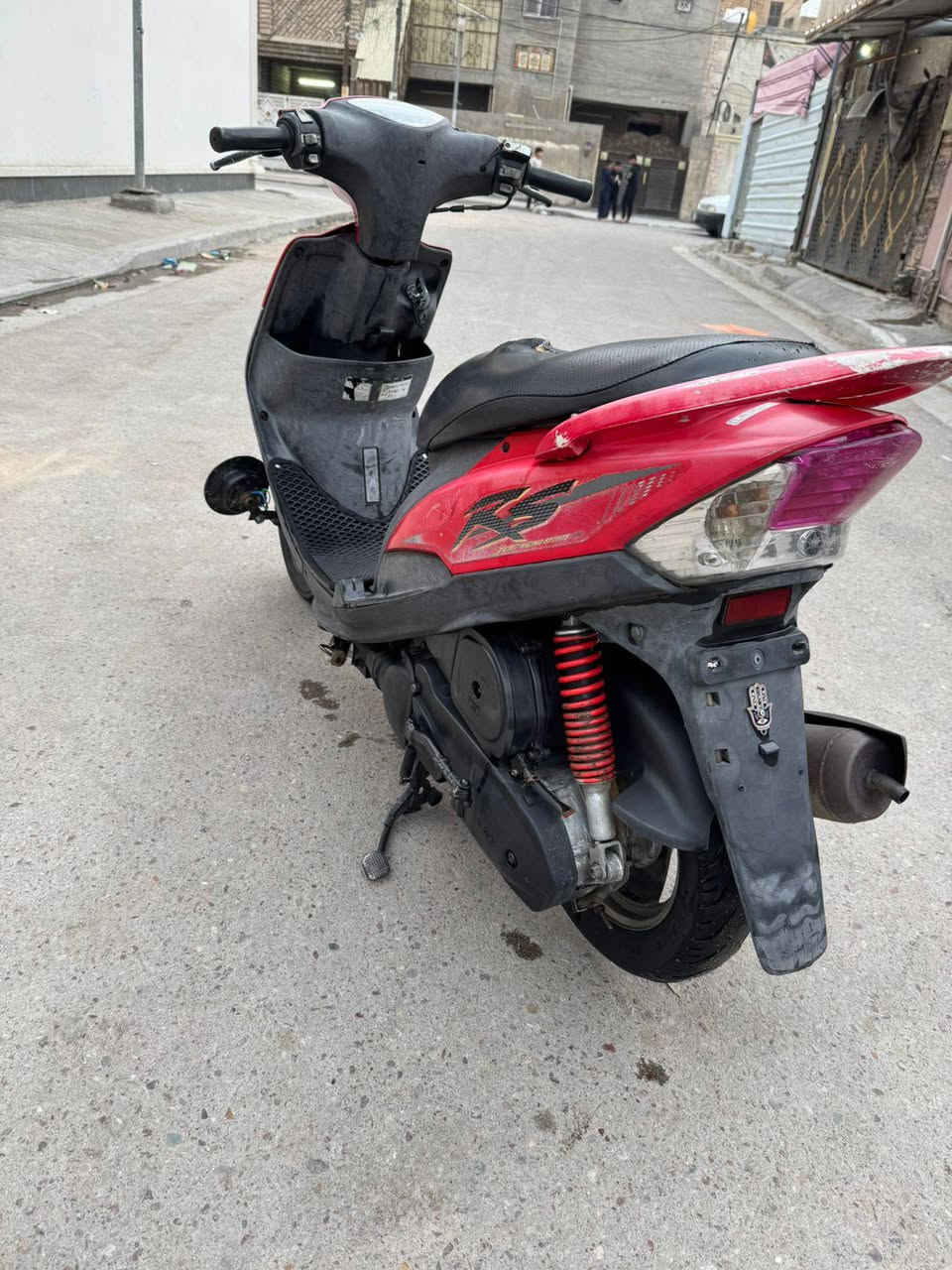 السلام عليكم دراجه ماكس عدله دراجه مال رمبه برغي واحد مفتوح بيها ماكينه مفتوحه  دراجه تتعب من تقول نظيفه ملح الدراجه كلها ختم واحد دراجه عرضها 950 مكاني بغداد الغزاليه ملاحظه بسيطه دراجه بدون هورنات وهذا رقمي ***********
