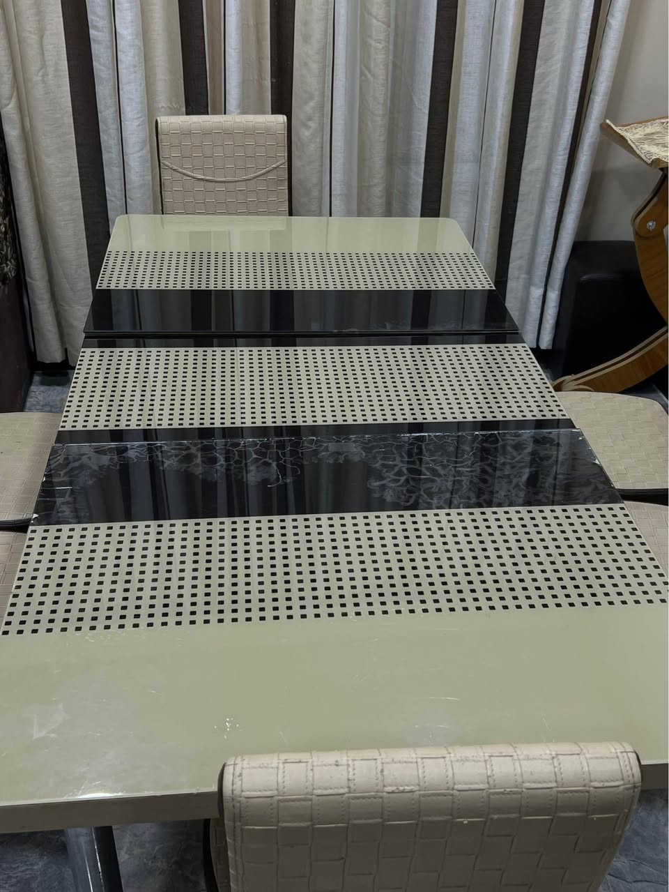 ميز طعام زجاجي 
اللون: بيجي
عدد الكراسي: سته
الميز يتكبر ويتصغر مثل ماموضح بالصوره 
السعر:75 وبي مجال بسيط
للأستفسار: *********** الرمادي, الأنبار
