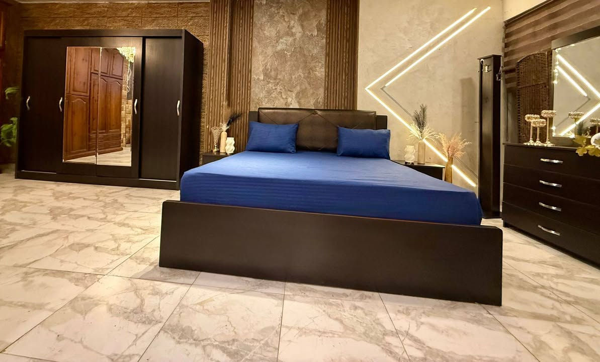 غرفة نوم ماستر ultra modern 🛌 فل كوالتي ☑️  نظام امريكي ☑️ ثقيله و فخمه جداً 🩶 ✨
للاستفسار 0780981549 واتس اب حصرآ 💌 

عمق60-سم خشب لامينت تركي 18-ملم و خشب ال Chipboard 🪵 ، دهان أمريكي 🇺🇸 فاخر 
( تخت 🛌 نظام ألواح Box ) ↘️
لمتانه أكثر و لسهولة التخزين 🤍✨
( مواصفات و تفاصيل مميزه ✨ ) 
تصميم داخلي مُتقن جداً و عملي ✅👌🏻
استعمال أشهر قليله بحال الوكاله 🤍✨
 الله يبارك لصاحب النصيب. (( بسعر مغري جداً 🏷️))

" الغرفه فقط لمن يبحث عن  الجودة والتصميم العصري الراقي الحديثً" 🤍✨


**إذا كنت صاحب هذا الإعلان وتريد حذفه لأي سبب، رجاءا أرسل رسالة إلى الدعم الفني**