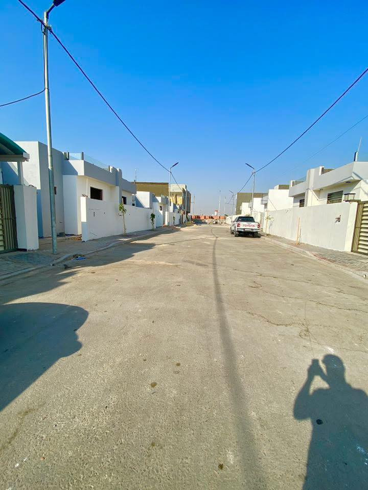 #إعلان رقم (212)

 // دار للبيع مجمع درة المثنى //

 #التفاصيل

دار للبيع مجمع درة المثنى في قلب مدينة  السماوة قرب مصرف الزراعي و دائرة الرعاية الاجتماعية  المجمع متكامل من كل الخدمات تبليط وأرصفة وإنارة وماء وكهرباء يقع بالقرب من حديقة المجمع بجانب الركن 

يحتوي الدور الأرضي_ غرفتين + صالة 
+ استقبال + مطبخ + صحيات داخلية وخارجية

الدور الاول يحتوي على _ 3 غرف نوم +صالة + مجموعة صحية 

المساحة_ 200 _ م 

الدار مطلوب مصرف العقاري 
المبلغ المقترض من المصرف 

 _ 115,000,000 _ مليون

 التسديد الشهري  
 _ 660 _ الف دينار

ملاحضة بناء الدار بإشراف صاحب الدار كل التشطيب ,مواصفات عالية من ارضية و سراميك بالإضافة إلى ديكورات جبسن بورد و نضام التبريد دكت 

#الاستفسار اكثر مراجعة مكتبنا او مراسلة الصفحة او الاتصال على الرقم ادناه 

#العراق _ السماوة _حي العسكري _ قرب جامع الامام علي (ع)

رقم المكتب _ *********** _ابو حسين
              

                                                  
 
              #الخارطة للاستثمار العقاري #
                         _خدمات عقارية_
