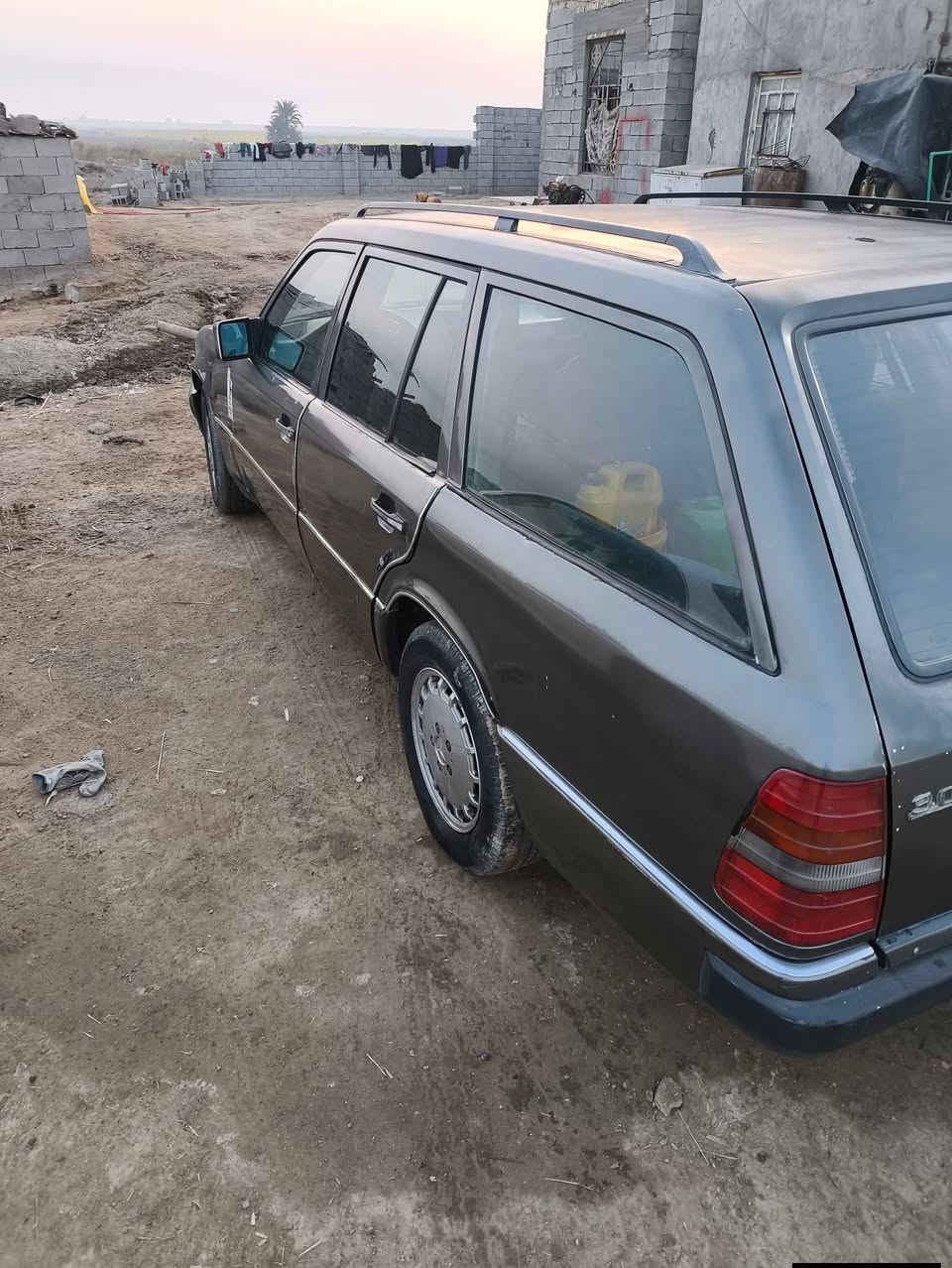 سلام عليكم  عاده نشر بسبب الوعود الكاذبه سياره مارسدس موديل 88 سنويه جديده بسمنه تحويل مباشر مكينه 2ونص كير جديد وباقي كله جديد قواعد دبل   عله بلاد  كله شغلال  كهربايات كله شغله ما بيه نقص حداده نص عمر هم جديده كشرته حلوه كلش ما مخيسه  تجي وتشوف شوف لعين  تخم تواير سبير جديد سعر 40 مكاني البصره القرنه  رقمي ***********
