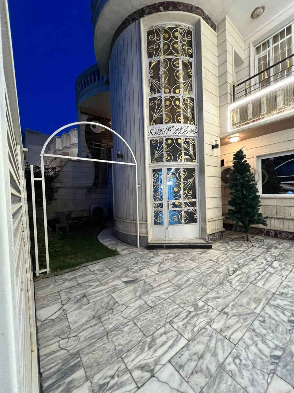 للايجار دار تجاري حديث في بغداد _ المنصور  يحتوي على ست غرف نوم وحولي عدد ٢ وحمامات ٤ ومطبخ وكراج وحديقة 
مكتب اليوسف للعقار في المنصور 
***********
***********
ملاحظة / الدار يؤجر فارغ بدون اثاث
