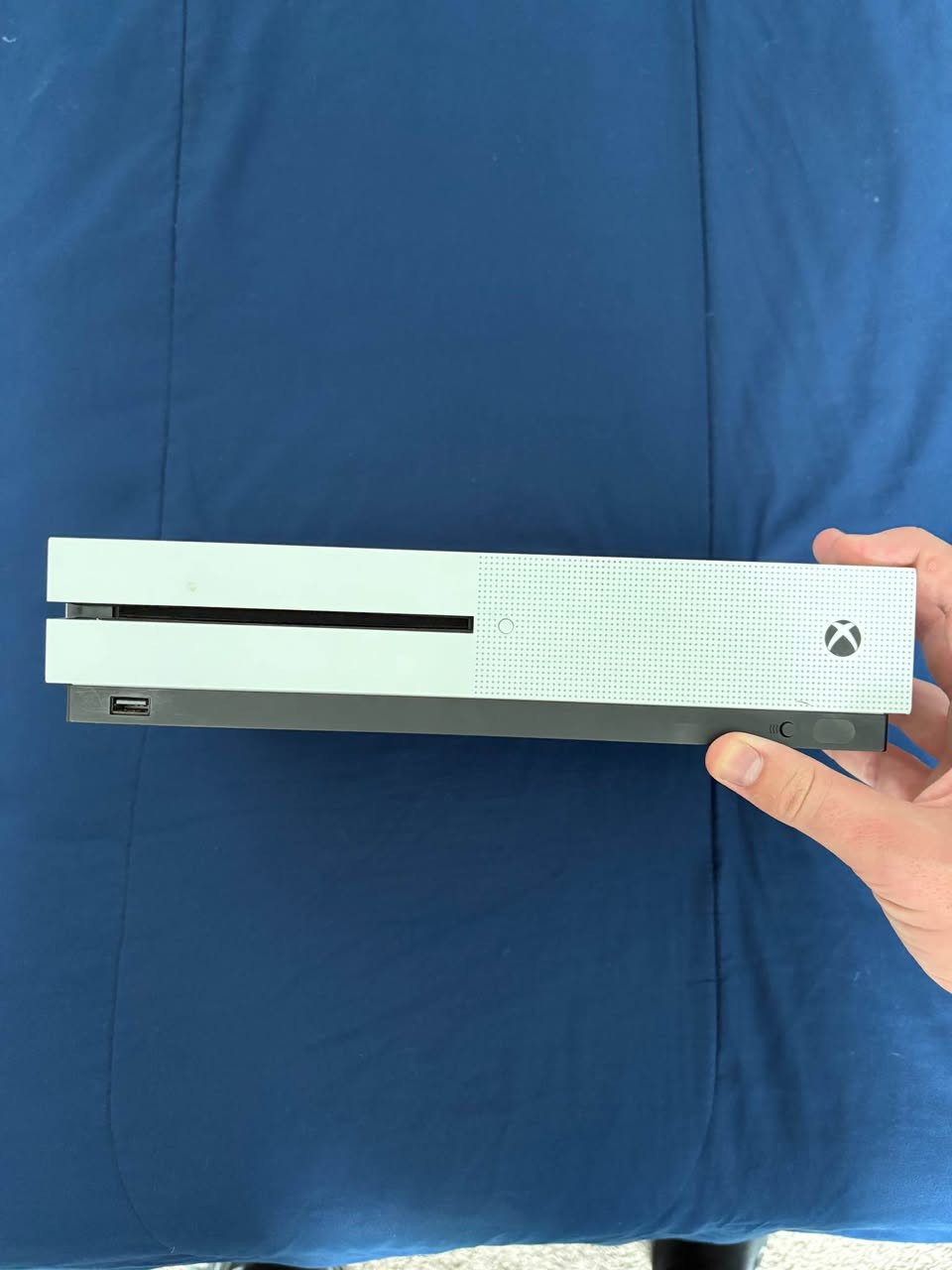 Selling my Xbox One S 500GB. The console has been factory reset and is ready for a new owner.
Includes:
 ● Xbox One S 500GB
 ● HDMI cable
 ● Power cable
 ● Ice Breaker special edition controller
 ● Minecraft
 ● Call of Duty: Black Ops III
 ● Mortal Kombat XL
The Xbox works great and is ready to play. The controller works, but it does have stick drift and cosmetic wear, so please keep that in mind before buying.
Selling because I don’t use it anymore.
Cash only. Local meetup. Message me if you have any questions. Leesburg, FL


**إذا كنت صاحب هذا الإعلان وتريد حذفه لأي سبب، رجاءا أرسل رسالة إلى الدعم الفني**