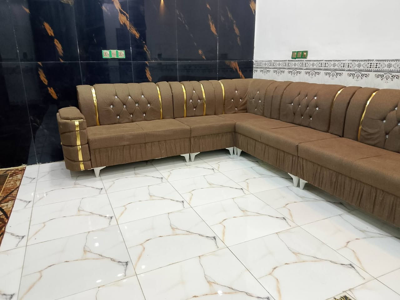 ديوان 10مقعد 6قطع مستعمل شي بسيط جدا نضيف العنوان صويره شارع العام مقابيل شارع حكمت بجهت حي العمال للتواصل ***********
