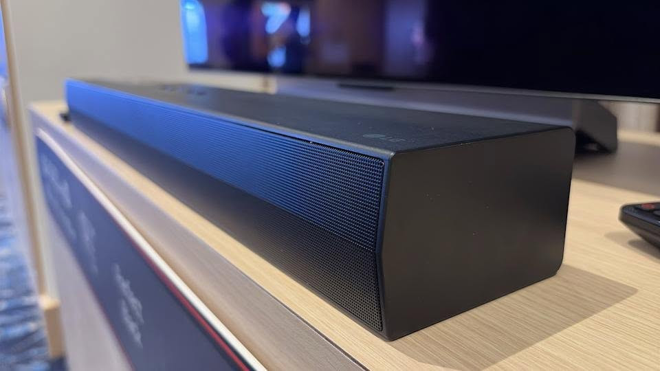 ·
ساوندبار  LG جديد من شركه خوشناو اربيل  LG Soundbar S20A 
 نظام الصوت:
• 2.0 Channel (قناتين ستيريو)
 القدرة الصوتية (Wattage):
• 50 واط RMS
صوت قوي وواضح أعلى بكثير من سماعات التلفزيون العادية
 تقنيات الصوت:
• Dolby Audio – صوت سينمائي غني
• DTS – تفاصيل أوضح وتجربة أكثر واقعية
 الاتصال والمنافذ:
• HDMI (ARC) – صوت عالي الجودة وتحكم سهل
• Optical Input
• Bluetooth – تشغيل موسيقى لاسلكيًا من الهاتف أو التابلت
 التحكم الذكي:
• WOW Interface – تحكم مباشر من تلفزيونات LG المتوافقة
• ريموت كنترول مرفق
 التصميم:
• تصميم أنيق وعصري
• حجم مدمج يناسب غرفة المعيشة أو النوم
• إمكانية وضعه على الطاولة أو أمام التلفزيون
 سهولة الاستخدام:
• Plug & Play
• تركيب سريع بدون إعدادات معقدة
حوّل تجربة المشاهدة في بيتك إلى تجربة سينمائية مع ساوندبار LG S20A، أداء ممتاز، صوت واضح، وتصميم عصري يناسب كل مكان 
السعر مفرد 100 الف 
يوجد توصيل أربيل, العراق


**إذا كنت صاحب هذا الإعلان وتريد حذفه لأي سبب، رجاءا أرسل رسالة إلى الدعم الفني**