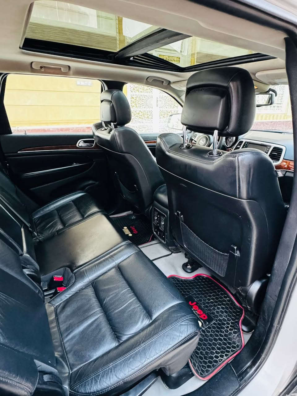 السلام عليكم
جيب مديل /١١
رقم بغداد /11/دولي 
  بدون ضربه 
مواصفات. ١/١
 فتحه  بنو راومه 
اشاير بل مري +مري. قلاب. عند الرجوع. بك 
 كشنات  جلد + تدفاء +تبريد 
منضومه زنون 
بصمه+ تشغيل ع بعد +بصمه ابواب 
مكينه وكير كفاله تبري.  +تدفاء  دواخل لونين سستم. سماعات 
سياره مداور.  ثاني.   
السعر /165/وبيه مجال
السياره بدون  لا صبغ ولا ضربه مكانين بارد فقط 
***********+وتساب 
البصره /المدينه
