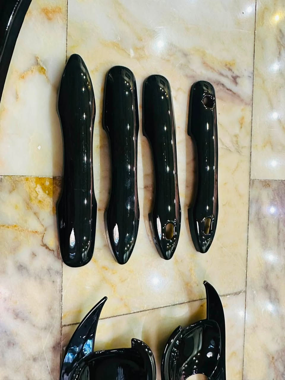 ‏أرضيات سيارة كورلا حوضيات كامل مع الصندوق
وياهم كفر يدة باب +طاسة باب +سبايدر خلفي مال Sبلاك اصلي سعرهم ب60ألف الف كلهم بس أرضيات مآخذهم ب80كلش نظاف بعدهم جديد 
عنوان بغداد الكراخ تقاطع درويش 
***********
