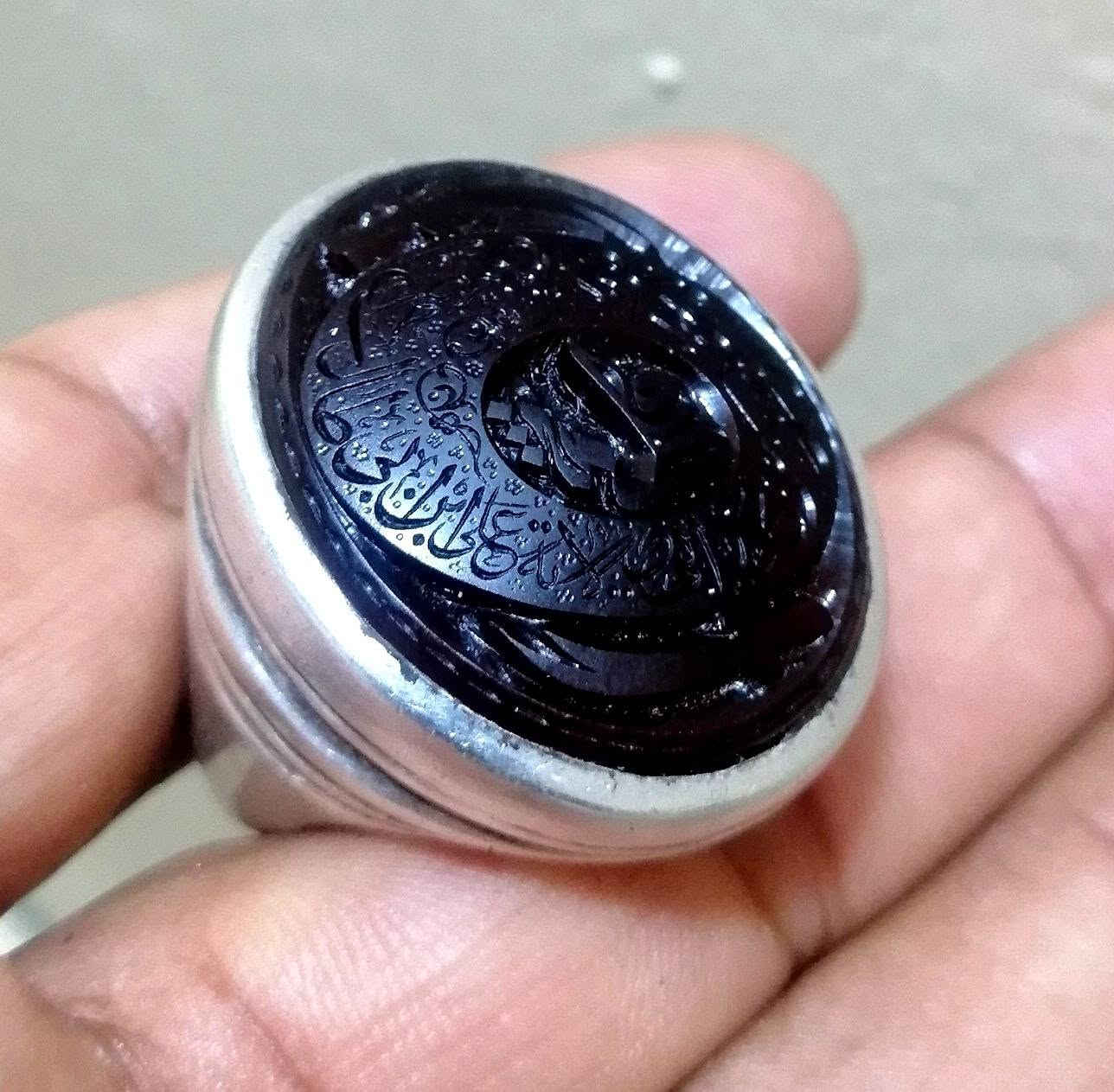 المميزون في نشرنا الباقون على عهدنا بأن ننشر لكم النوادر من الأحجار النفيسه التي يبحث الهوات عنها نقدم لكم جوهره من العقيق اليماني الكرزي الداكن المائل إلى الشفه خطت بانامل الاستاذ ((قاسمي)) يمتاز بصياغه البحرانيه القديمه للبيع على الخاص اوالاتصال على الرقم التالي ***********
