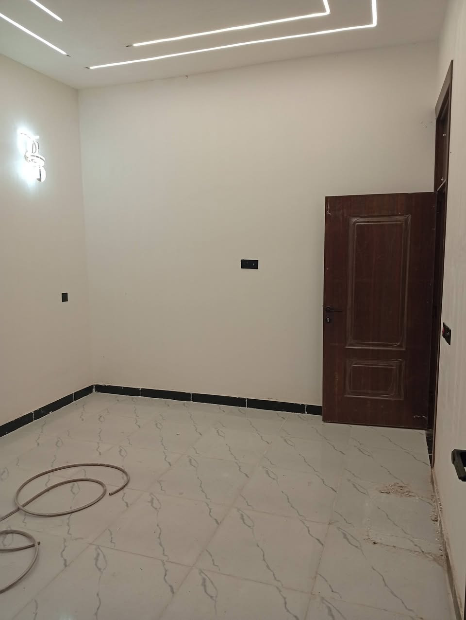 مشتمل مساحة 100 متر مع الشارع للبيع العنوان بغداد الكرخ  منطقة الدوانم نهاية الشرطة الخامسة يحتوي المشتمل على 2 غرف نوم وصالة ومطبخ وخدمات واتساب ***********
