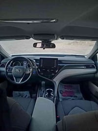 🚗 للبيع تويوتا كامري 2023 هايبرد LE ✨ اللون: سلفر (فضي) ⚡️ محرك هايبرد...