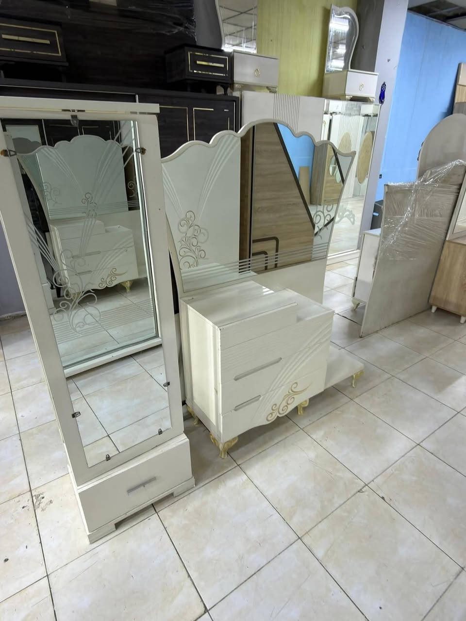 غرفه نوم صبغ حراري نضافه 80%100 !6 قطع سسعر 300 الف. *********** وتساب
***********
