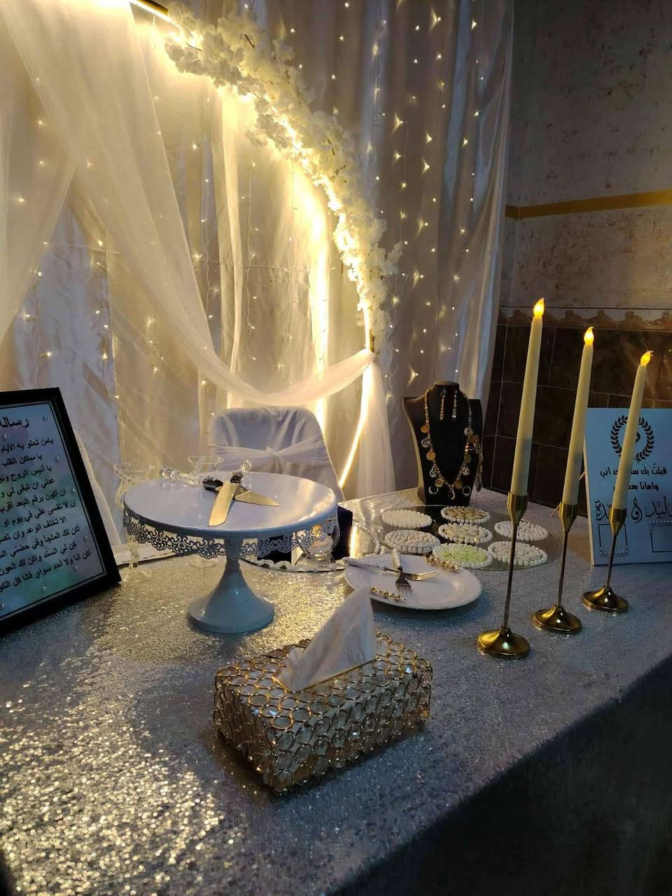 السلام عليكم مكلف بالنشر :يوجد كوشات خطوبه حنه عقد قران للأيجار الحجز مسبق السعر ١٣٠ مع الشد للحجز *********** العنوان قاطع السبعاويين قريه الصلاحيه
