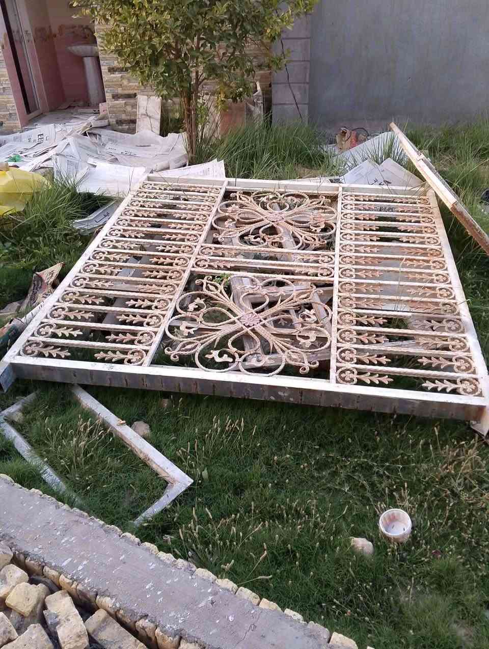 السلام عليكم شبابيك وبيبان حديد تسكام للبيع المكان السنيه السياحي للاستفسار الاتصال بالرقم ***********

