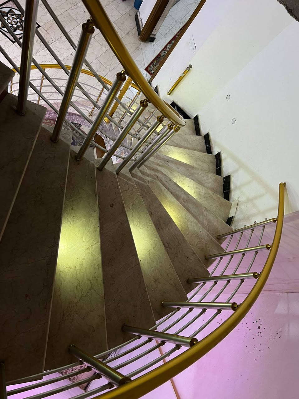 بيت للبيع مساحه 150 متر البناء طابوق طابقين يحتوي على اربعه غرف نوم وستقبال وصاله ومطبخ وحمام وصحيات داخليه وخارجيه ومناور جنس العقار طابو ملك صرف زراعي سند 25 ابسم عراقي العنوان التالي البصره الجزيره الثانيه الفيروزيه الجسر الثاني للاستفسار تواصلو معنا عبر الواتساب *********** البصرة, العراق
