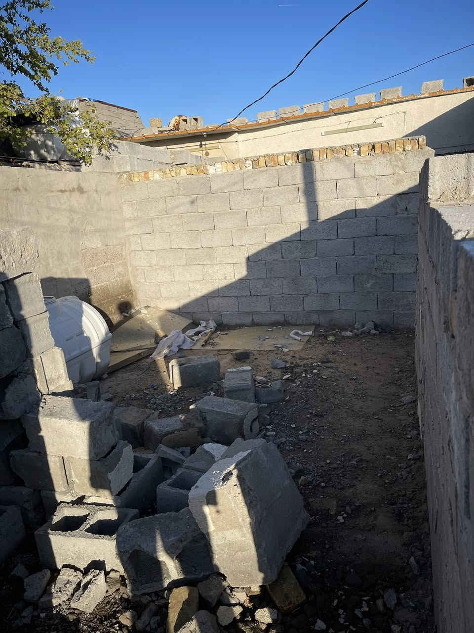 سلام عليكم بيت  بلحسينيه مال الراشديه  تجاوز عل شارع العام بل سايدي مال كهوت المتقاعدين كبال المدرسه الحوه  100 متر غرفه 6 في 5 كامله مسكفه ومخمره  بس المطبغ والستقبال والصحيات بعدهن ماكاملات المواد موجود كله  بلوك وسمنت وباب الحوش وبابين خشب اواحد للغرفه واحد للستقبال وباب حديد للستقبال وباب حديد للممر وبابين المنيوم واحد للحمال وللتواليت  وباب حديد للترك وبي ابي وبي كيبل وطنيه واكو وره البيت مساحه كد غرفتين مسيجه ودافنه  السعر 10 وبي مجال ***********
