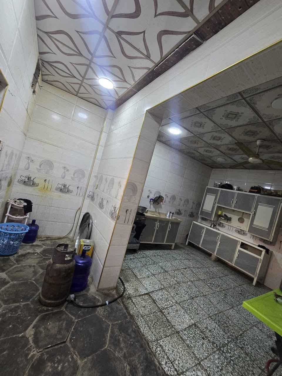 #بيت لبيع بشارع المطار الجديد خلف المحطه مال ريبال المساحه ٢٢٠متر يحتوي على غرف ٢ وصاله ومطبخ وستقبال ومكشوفات٢ وصحيات داخليه وخارجيه وطارمه بس الرضيه مال المطبخ كافع السعر ٣٧وبي مجال مكتب بركات ام البنين قرب مثجات سنبله للستفسار *********** فقط على الخط البيت قريب على الشارع
