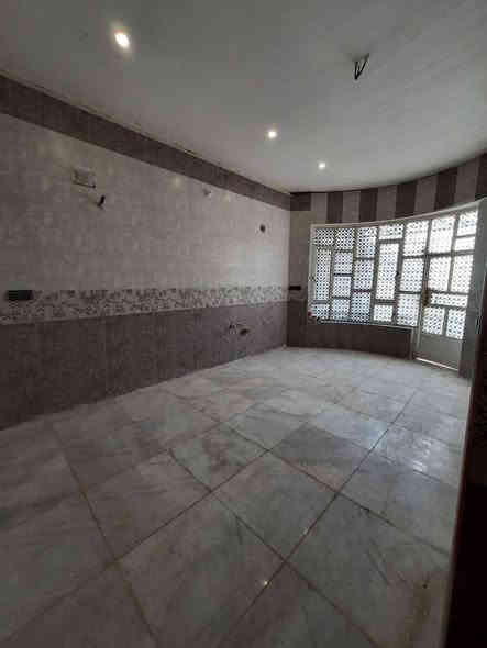 شقة للايجار طابق ثاني تحتوي على غرفتين وصالة ومطبخ وصحيات وبالكونة العنوان كرادة خارج تقاطع المسبح للاستفسار الاتصال على الرقم ***********
