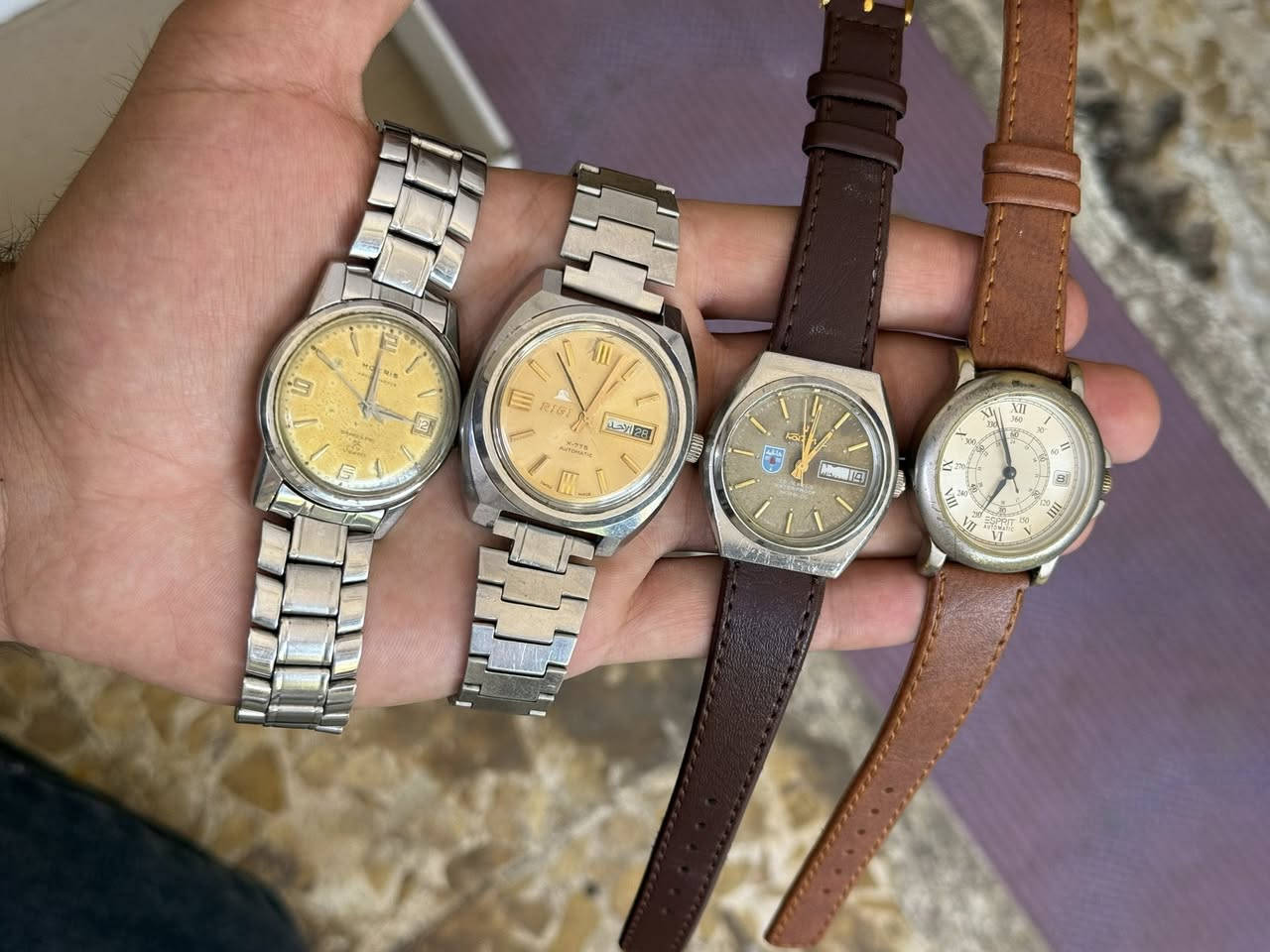 مجموعة ساعات للبيع
عدد 23 قطعة 
توماتيك/ نصب/ بطارية
سويسري/ ياباني/ روسي
سعر القطعة 27 الف
ملاحظة/ البيع شلع فقط/ مفرد ما أبيع
 يوجد توصيل لجميع المحافظات 
***********
