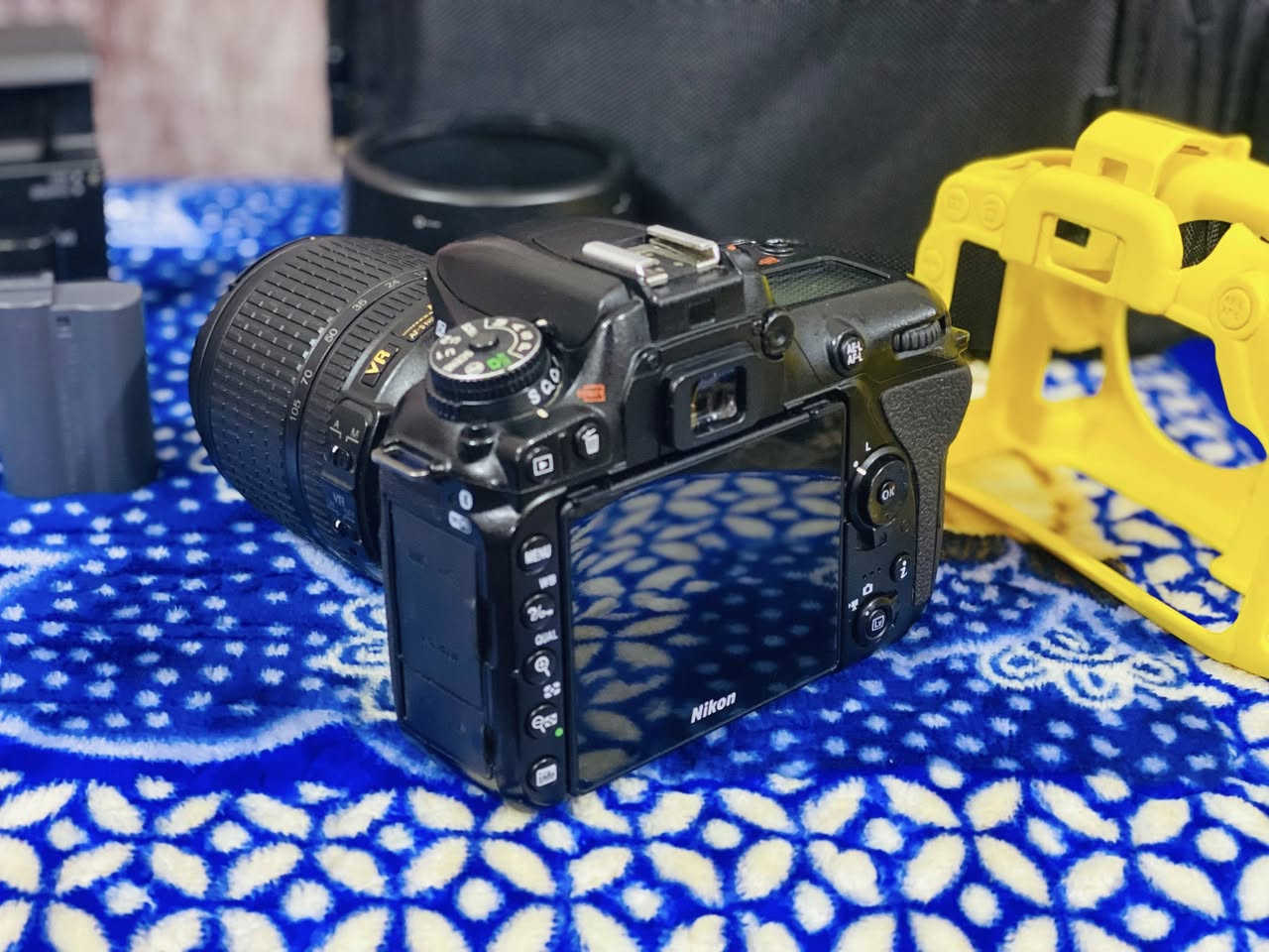 السلام وعليكم كامره نيكون 7500
الكامره استخدام قليل 
الملحقات شاحنه جنطه رام بطاريات ثنين هود جلاتين ***********
