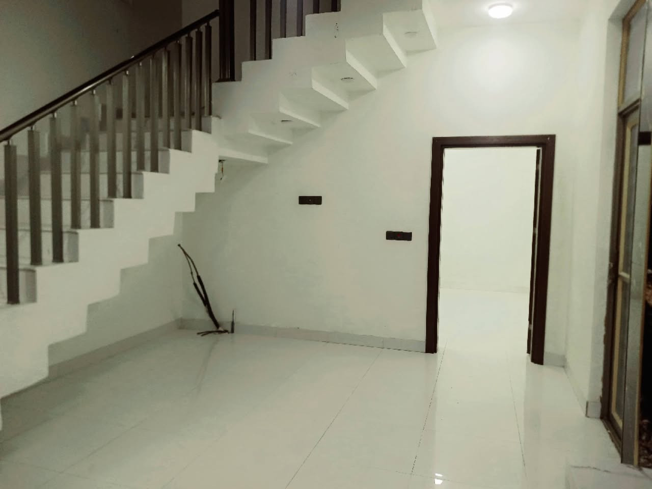 مشتمل البيع حي الشهداء بل بداية طابقين ٣غرف وصاله ومطبخ ستقبال كراج صحيات المساحه ١٢٥م شارع ١٠م سنه البناء ٢٠٢٤ للستفسار اتصل ***********
