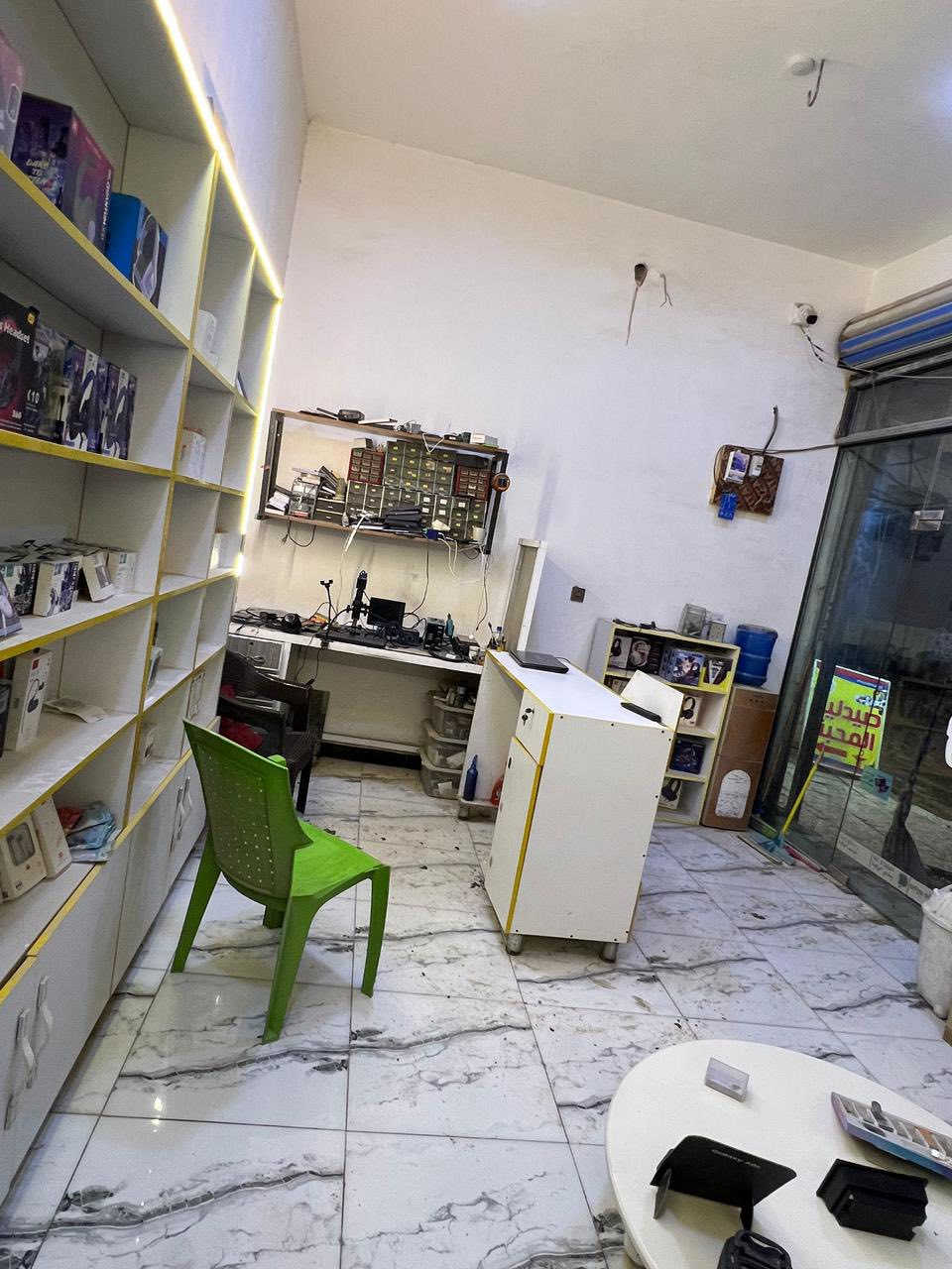 بيع محل صيانة موبايلات كامل من كلشي
عدة كاملة للصيانة وتفكيك الاجهزة ، رفوف وبضاعة كاملة من اكسسوارات وشواحن وسبيكرات وهيدفونات وغيرها من البضاعة المتوفرة كاملة للبيع 
مكان المحل المهندسين
الاستفسار الاتصال او مراسلة الرقم واتساب 

+964 772 600 9499
