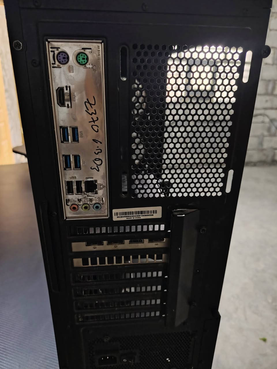 كيس مع شاشه وميز وعاكسه للبيع
المواصفات..
 Cbu I7 7800
Gbu 2060 6gb
Ram 32 3200hz
Mtb Z370b
Pwr 600
Hdd 1tb
M.2 120
سعر الكيس 600
شاشه  asus 24 144hz    سعره 150 بيه ضربه كلش بصيطه
شاشه ثانيه حجمه  24 100hz سعره 100
عاكسه ماكزما اخت الجديده سعره 500 قفل مع البطاريات
البطاريات 150 × 2
الميز سعره 250 كلش نضيف  مترين × 60  والارتفاع يوصل متر ونص كهربائي تكدر تتحكم بي
التواصل خاص او واتس... ***********
