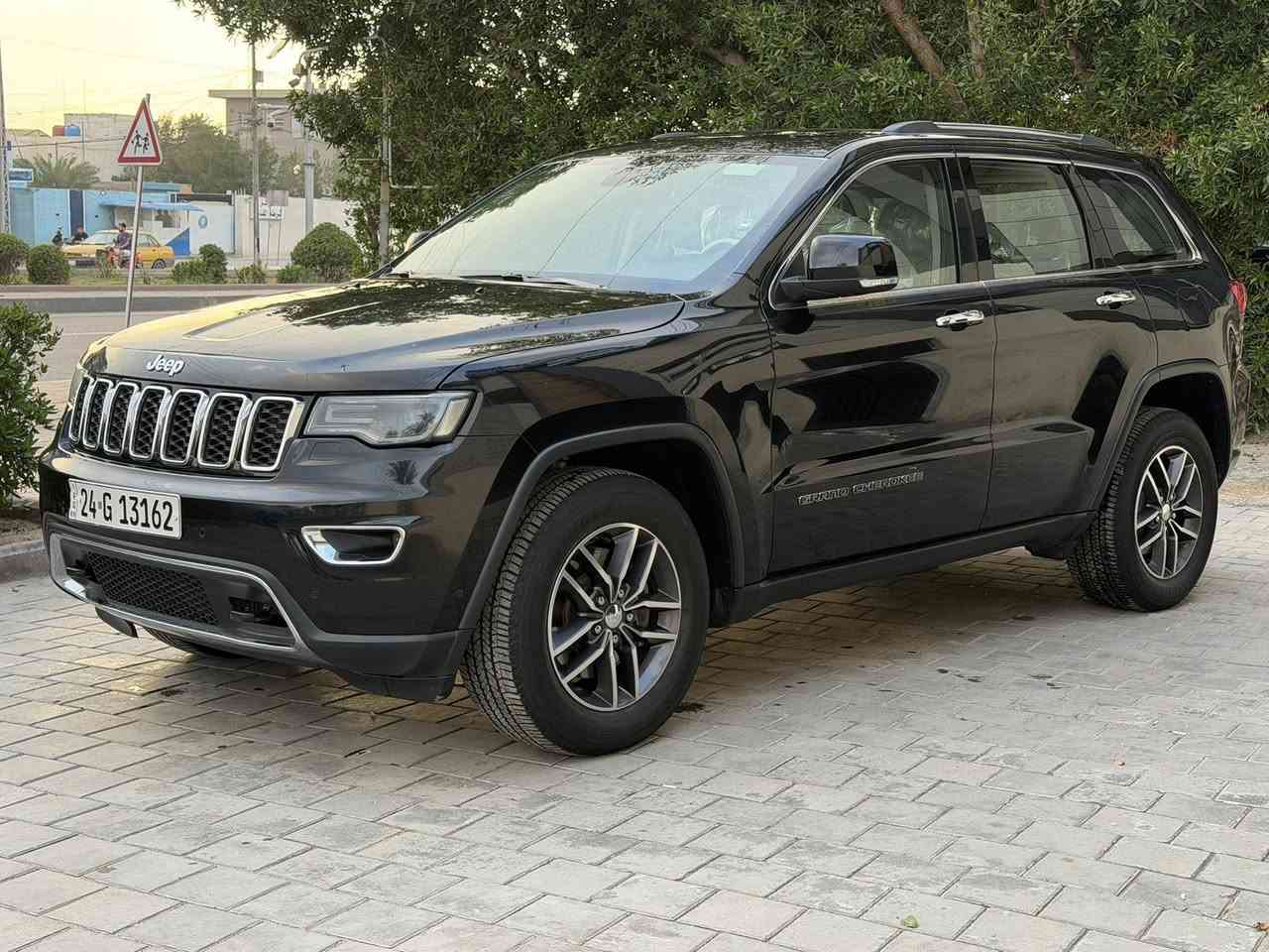 السلام عليكم  جيب كراند شيروكي
الموديل:2018 (خليجي)وكالة 
المحرك : V6. السيارة مكفولة كفالة عامة فقط باب خلفي بي شخط ومصبوغ بدون حادث فقط رش صبغ 
المواصفات :

• دفع رباعي 4x4 . 
• ويل قياس 20 انج 
• انارة متحركة 
• سقف بانوراما .
• شاشه كبيرة .
• نظام الخرائط (GPS) 
• ستيرن كهربائي .
• المصابيح الأمامية زنون
• كشافات الضباب زنون .    
• تشغيل عن بعد .
• صندوق كهربائي ..
• حفظ وضعيات الجلوس (ميموري) .
• المقاعد الأمامية كهربائية .
• المقاعد الأمامية تبريد وتدفئة 
• المقاعد الخلفية تدفئة .. 
• حساسات أمامية . 
• حساسات خلفية . 
• كاميرا خلفية دوارة
• تدفئة ستيرن . 
• مانع تصادم خلفي .
• ابل كاربلي وايرلس . 
• محدد سرعة . سقف بنوراما فتحتين
• نظام التشغيل والاطفاء الاوتوماتيكي ( Auto Start System. 
• ⁠مري قلاب
• ⁠مري شفط
• وضعيات قيادة
• ⁠شفتات ستيرن
• ⁠داخل بيجي 
مكاني بغداد حي اور بيع مستعجل 
***********
