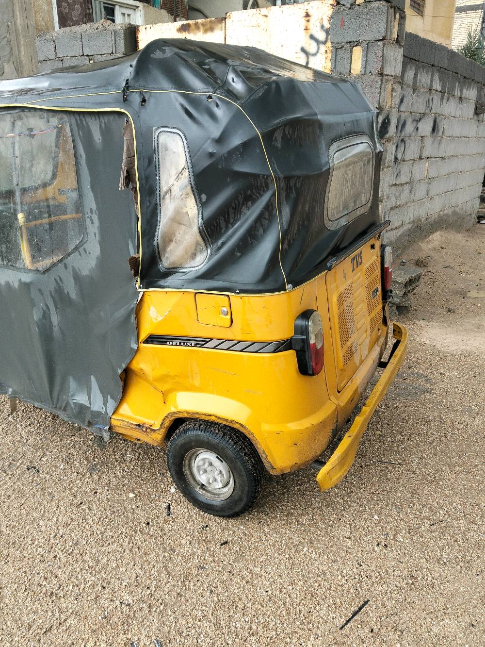 تكتك TVS King للبيع بحالة جيدة، يحتوي على غطاء حماية يقي من الأجواء المتقلبة. اللون أصفر لافت للنظر ويعمل بمحرك فعال. مناسب للتنقل داخل المدينة بشكل اقتصادي وسريع.